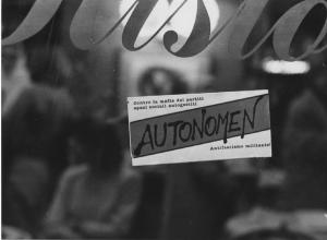 Manifestazioni Autonomia Operaia. Milano - Galleria Vittorio Emanuele II - Vetrina con etichetta autonomia antifascista