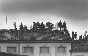 Carceri italiane. Milano - Carcere San Vittore - Rivolta detenuti - Carcerati sul tetto