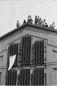 Carceri italiane. Milano - Carcere San Vittore - Rivolta detenuti - Carcerati sul tetto