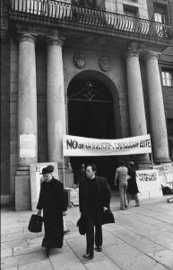 Università BN Foto storiche. Milano - Università Cattolica occupata, ingresso - Cartelloni di protesta - Religiosi