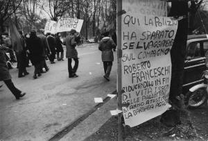 Italia: lo studente Franceschi del M.S. Milano - Funerali di Roberto Franceschi - Corteo di persone - Luogo dell'uccisione - Cartello