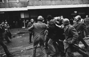 Scontri Polizia anni '70. Milano, via Cusani - Manifestazione della sinistra extraparlamentare - Scontri con la polizia - Gruppo di poliziotti in tenuta antisommossa con due manifestanti