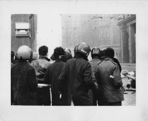Scontri Polizia anni '70. Milano - Piazza Fontana - Duomo di Milano - Anni di Piombo - Gruppo di manifestanti con caschi