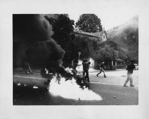 Scontri Polizia anni '70. Milano - Anni di Piombo - Scontri davanti al Consolato spagnolo - Gruppo di manifestanti - Incendio