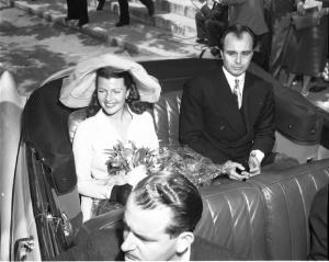 Francia: Vallarius - Matrimonio di Rita Hayworth con il principe Aly Kahn - Macchina decapottabile - Ritratto di coppia: Rita Hayworth attrice e il principe Aly Kahn - Mazzo di fiori