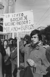 Università occupazione. Milano - Manifestazione - Gruppo manifestanti, ragazzi - Ragazzo con cartello di protesta contro le uccisioni