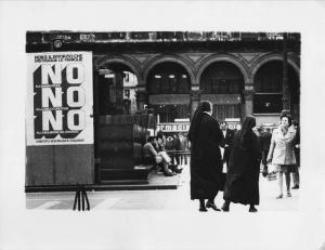 Manifestazioni Italia anni '70. Milano - Piazza del Duomo - Manifesto di protesta del Partito Socialista Italiano contro il divorzio - Gruppo di persone, suore