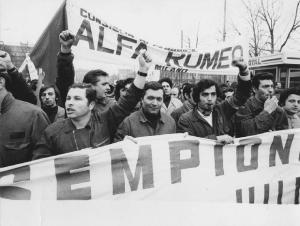 Italia: manifestazioni. Milano - Strada - Manifestazione operaia, sciopero - Corteo di operai Alfa Romeo - Striscioni