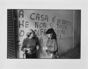 Italia: manifestazioni. Milano - Ritratto femminile - Donne - Scritta sul muro contro lo sfratto, diritto alla casa