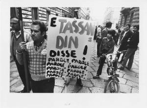 Manifestazioni Corriere della Sera e contro P2. Milano - Manifestazione di giornalisti e tipografi del "Corriere della Sera" - Corteo di lavoratori - Uomo con cartelli di protesta contro Bruno Tassan Din e la P2