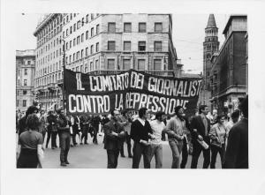 Italia: 1° Maggio 1970. Milano, via Larga - Manifestazione del I Maggio, festa dei lavoratori - Movimento studentesco - Gruppo di manifestanti, Comitato dei giornalisti - Striscioni