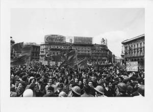Italia: 1° Maggio 1970. Milano, piazza del Duomo - Manifestazione del I Maggio, festa dei lavoratori - Comizio - Movimento studentesco - Gruppo di manifestanti, ragazzi - Striscioni, bandiere
