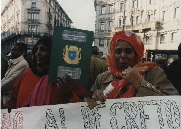 Manifestazione comunità somala. Milano - Manifestazione comunità somala - Gruppo di manifestanti, donne - Striscione di protesta - Passaporto