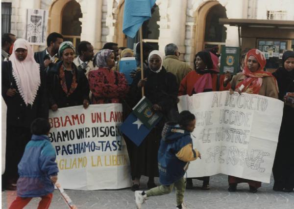 Manifestazione comunità somala. Milano - Manifestazione comunità somala - Gruppo di manifestanti, donne - Striscioni di protesta - Passaporto