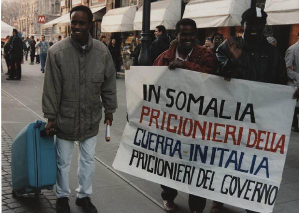 Manifestazione comunità somala. Milano - Manifestazione comunità somala - Gruppo di manifestanti, ragazzi - Striscioni di protesta - Passaporto
