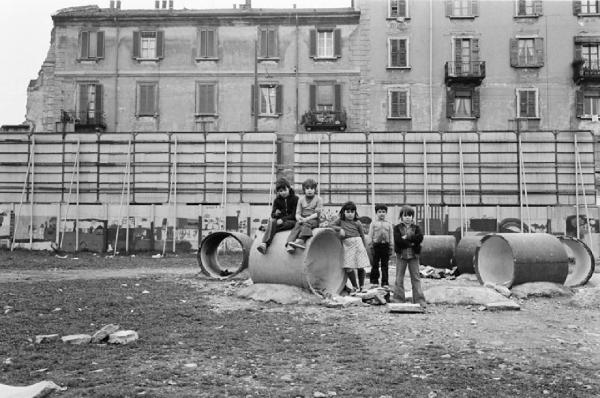Milano - Via Borsieri 4 - Ritratto infantile di gruppo - Cantiere - Tubi in cemento armato