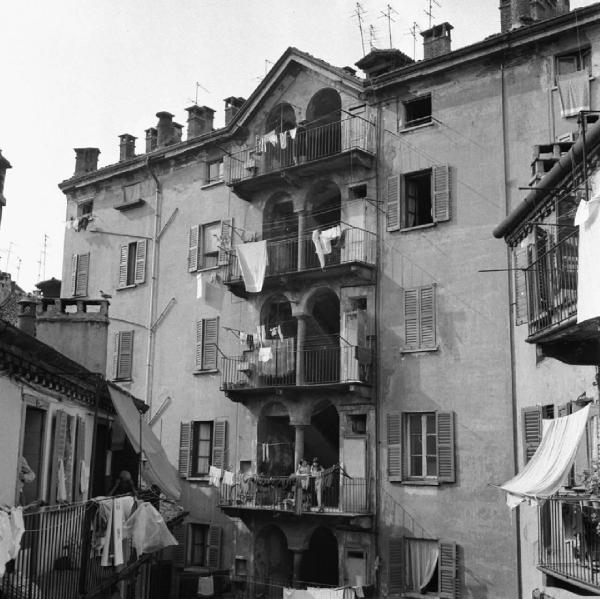 Milano - Via Vigevano 13 - Casa con balconi ed archi - Donne al balcone - Panni stesi