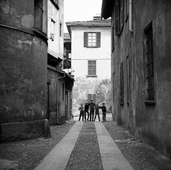 Milano - Corso San Gottardo 15 - Strada - Ritratto infantile di gruppo: cinque bambini con pallone - Casa di ringhiera, cortile interno