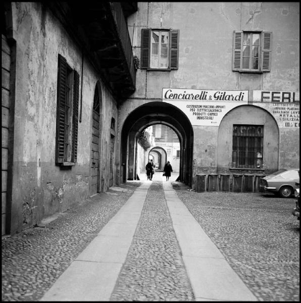 Milano - Viale Col di Lana 8 - Casa di ringhiera, cortile interno - Insegna dipinta su parete con scritta: "Cenciarelli & Gilardi" - Androne ad arco - Macchine parcheggiate