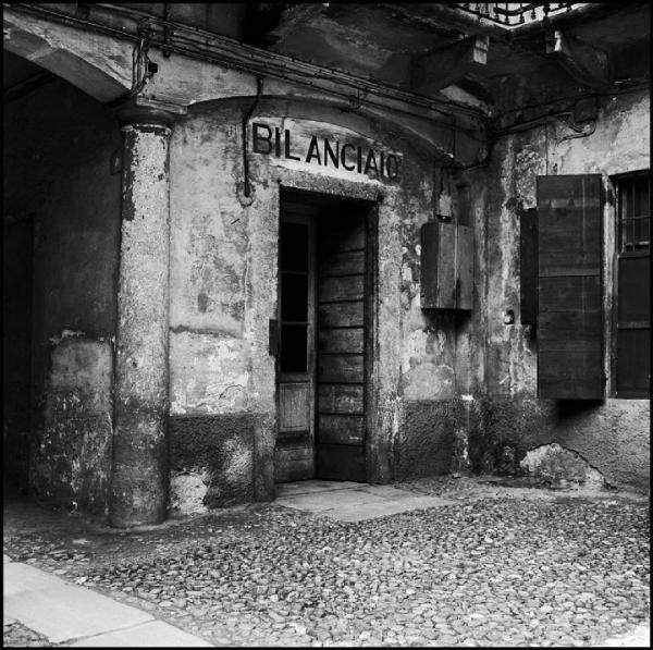 Milano - Corso San Gottardo 36 - Casa di ringhiera, cortile interno - Insegna dipinta con scritta: "Bilanciaio"