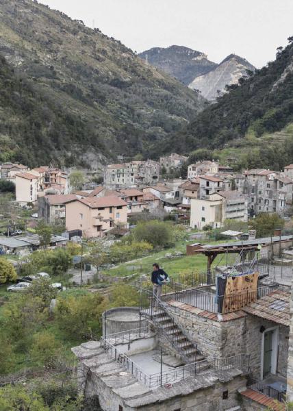 Co:Abitare: Ecovillaggio. Liguria, provincia di Imperia: Torri - Ecovillaggio - Veduta dall'alto del paese - Case - Montagna