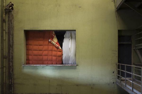 Mush/rooms. Roma, via Tiburtina - Fabbrica di Penicillina Leo abbandonata: interno - Parete con finestra chiusa da coperte - Degrado