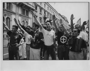 Italia: manifestazione Fronte della Gioventù. Milano - Manifestazione neofascista Fronte della Gioventù - Corteo - Ragazzi, saluto romano, maglietta con croce celtica