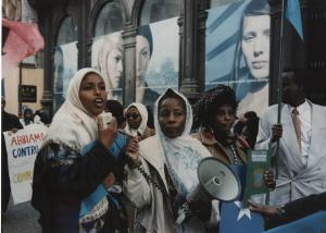 Manifestazione comunità somala. Milano - Manifestazione comunità somala - Corteo di manifestanti, donne - Megafono, striscioni di protesta - Passaporto