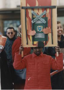 Manifestazione comunità somala. Milano - Manifestazione comunità somala - Gruppo di manifestanti, bambina con cartello di protesta - Passaporto