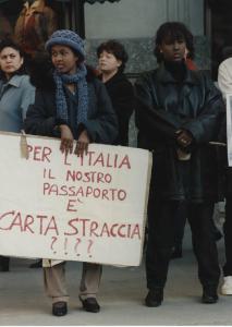 Manifestazione comunità somala. Milano - Manifestazione comunità somala - Gruppo di manifestanti, ragazze - Cartello di protesta - Passaporto