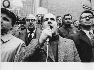 Milano - Manifestazione operaia, sciopero operai Alfa Romeo - Comizio - Ritratto di gruppo - Uomo con microfono