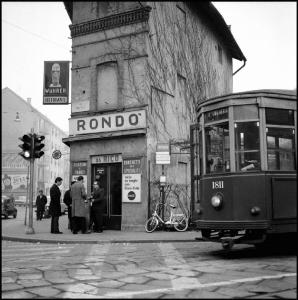 Milano - Via Noto angolo via Ripamonti - Edificio ad angolo: insegna con scritta "Rondò" - Persone davanti ad un bar - Tram 24: capolinea - Insegne