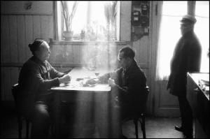 Milano - Via Oldofredi 21 - "Osteria del Gaitto", interno - Ritratto di gruppo: uomini seduti ad un tavolo, uomo in piedi davanti alla porta - Gioco delle carte - Finestra - Fumo