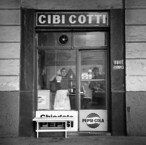 Milano - Corso di Porta Ticinese angolo via De Amicis - Negozio "Cibi Cotti": vetrina - Ritratto maschile: due uomini, uno con fiasco di vino e grembiule - Panca di legno - Insegne della Pepsi Cola