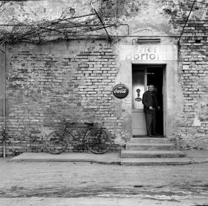 Pavia - Pairana - Osteria Portone, esterno - Ritratto maschile: uomo sull'ingresso dell'osteria - Bicicletta appoggiata alla parete - Tettoia di rami - Insegna della Coca Cola