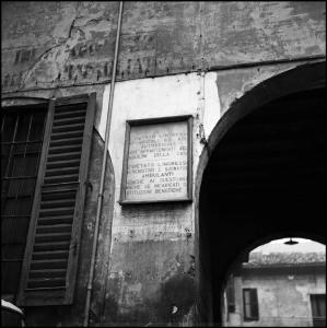 Milano - Via Brentano 4 - Casa di ringhiera: facciata esterna - Cartello di divieto di accesso
