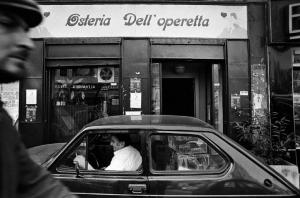 Milano - Corso di Porta Ticinese 70 - Osteria dell'Operetta, esterno - Uomo in macchina - Uomo di profilo - Volantini e poster