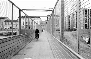 Milano - Quartiere Isola - Fra via Castilla e via Confalonieri - Ponte di ferro - Uomo in bicicletta - Cantiere