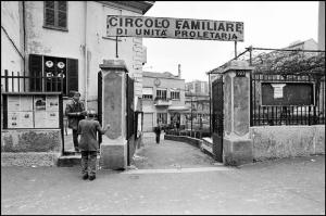 Milano - Viale Monza 140 - Circolo Familiare di Unità Proletaria, esterno - Uomini all'ingresso del cortile - Insegna in metallo - Bacheca - Adesivi del Partito Socialista