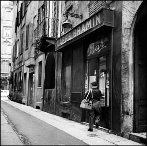 Milano - Via Ciovasso 3 - Caffè Bramin, esterno - Ritratto maschile: uomo con portabottiglie all'ingresso del bar