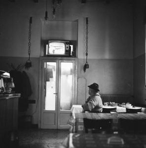 Milano - Via Cavriana 26 - Trattoria Canavesa, interno - Uomo anziano guarda la televisione - Televisione sopra la porta d'ingresso - Tavola apparecchiata
