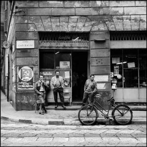Milano - Corso Garibaldi angolo via Mantegazza - Caffè Mokarex, esterno - Insegna al neon - Ritratto di gruppo: tre uomini davanti all'ingresso del bar - Poster di propaganda con scritta: "P.C.I. vota comunista" - Bicicletta