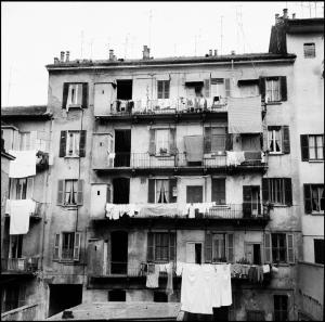 Milano - Sesto San Giovanni - Corso Roma 145 - Casa di ringhiera, cortile interno - Ballatoi con panni stesi
