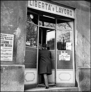 Milano - Via Ceresio 1 - Bar Libertà e lavoro - Ritratto maschile: uomo entra nel bar - Cartelli pubblicitari e di propaganda politica