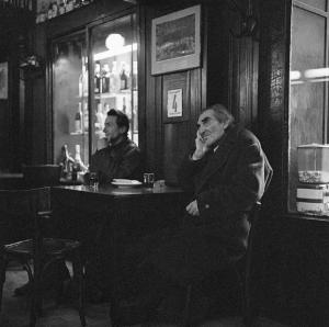 Milano - Via Ragazzi del '99 - Trattoria Magnani, interno - Ritratto maschile di gruppo: uomini seduti ad un tavolo- Vetrina con alcolici - Calendario
