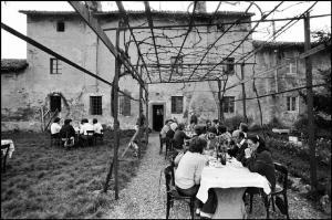 Milano, periferia - Via Novara 543 - Rivendita di tabacchi n°452, cortile esterno - Giardino - Pergolato - Ritratto di gruppo: uomini e donne seduti ai tavoli apparecchiati