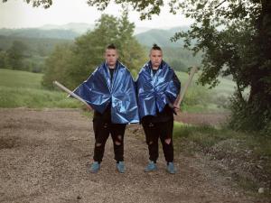 Pennabilli. Pennabilli (Rimini) - Ritratto di coppia: ragazzi gemelli con mantello colorato e spada - Alberi - Montagne