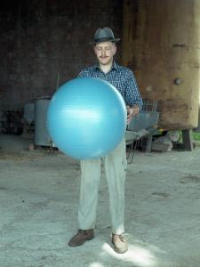 Pennabilli. Pennabilli (Rimini) - Ritratto maschile: ragazzo con in mano una palla medica blu