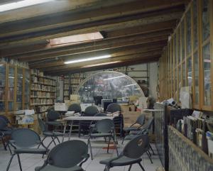 Assemblage Italia!. Milano - Archivio Primo Moroni, interno - Librerie con libri - Sedie - Scrivania