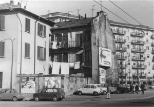 Milano panorami: Milano periferia. Milano - Periferia - Palazzi: esterno - Panni stesi - Persone - Automobili - Manifesto pubblicitario Api